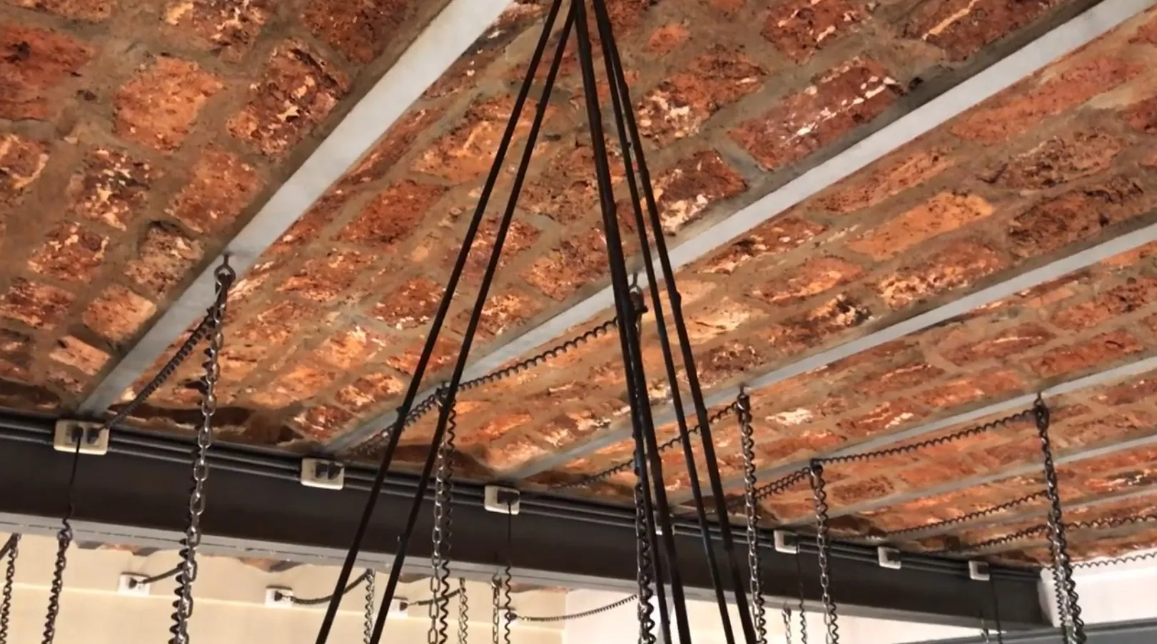 Lustre ancien avec chaînes et plafond rustique