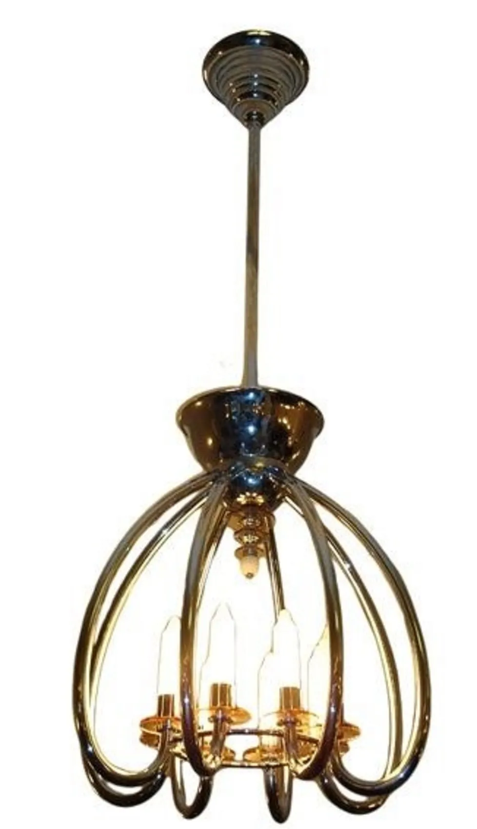 Ancien lustre avec un design en métal brillant