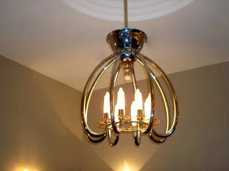 Antike Hängelampe mit glänzendem, elegantem Design und fünf Glühbirnen.