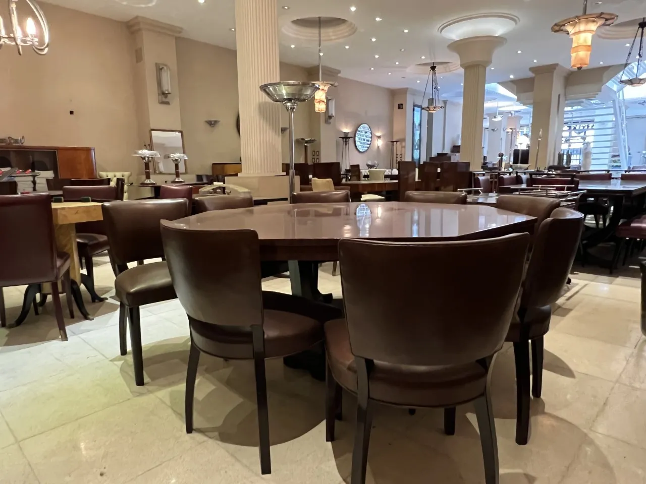 Lampada a sospensione antica in una sala da pranzo elegante con sedie in pelle