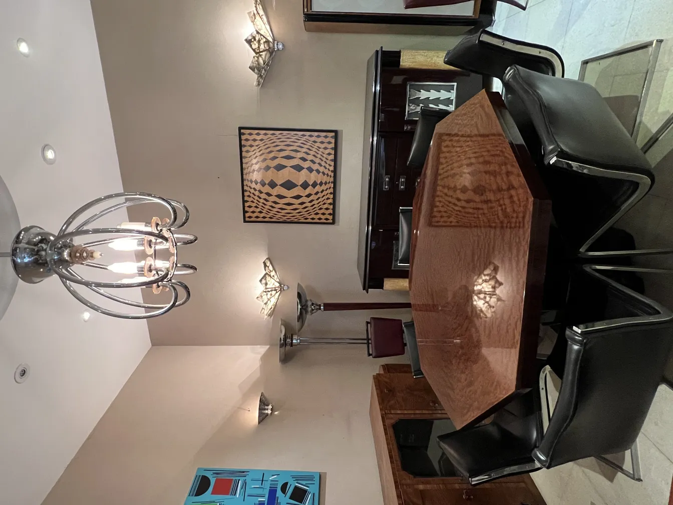 Lâmpada de teto antiga em um ambiente elegante e aconchegante.