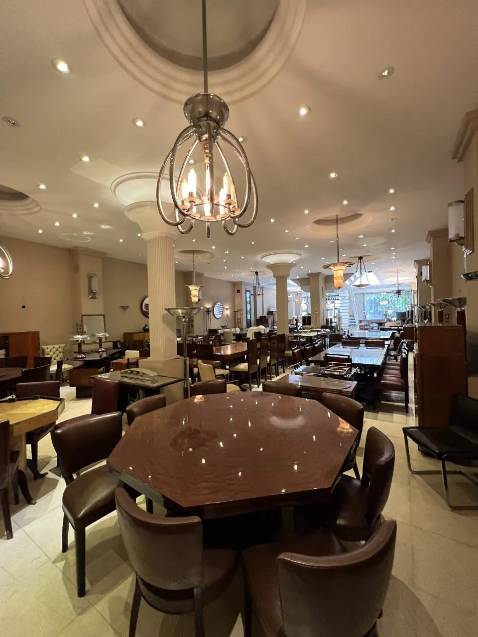 Lámpara de techo antigua colgante con luz cálida en restaurante