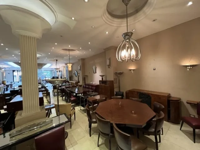 Lâmpada de teto antiga, elegante, em um ambiente clássico