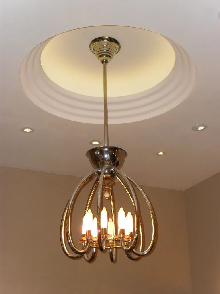 Lustre antique avec design élégant et lumières chaudes.