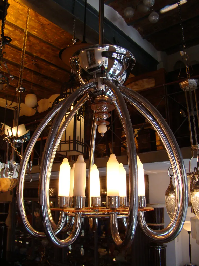 Lampada a sospensione antica con design elegante e sei luci