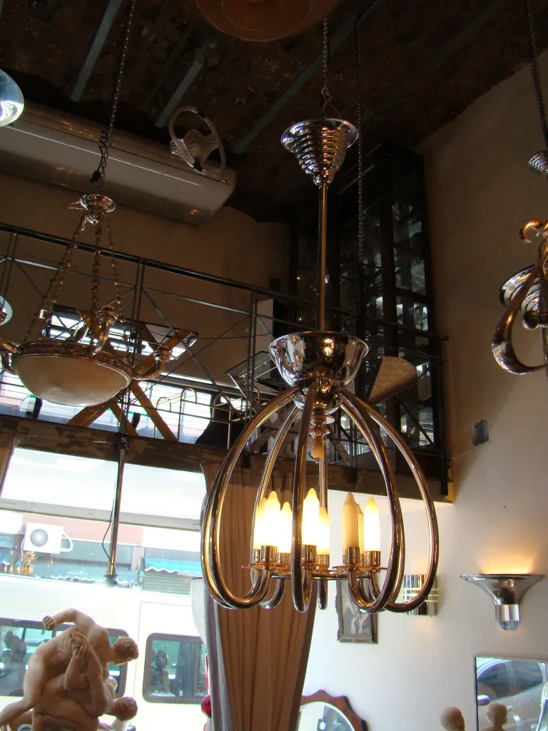 Lâmpada de teto antiga com design moderno elegante em um ambiente artístico.