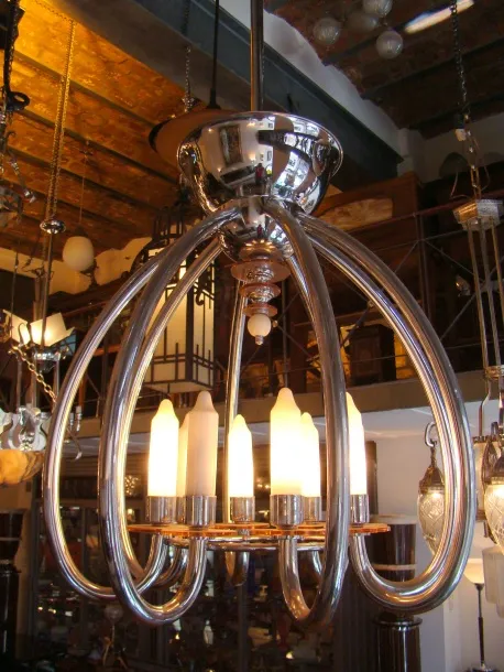 Antike Hängelampe mit mehreren Glühbirnen in elegantem Design.