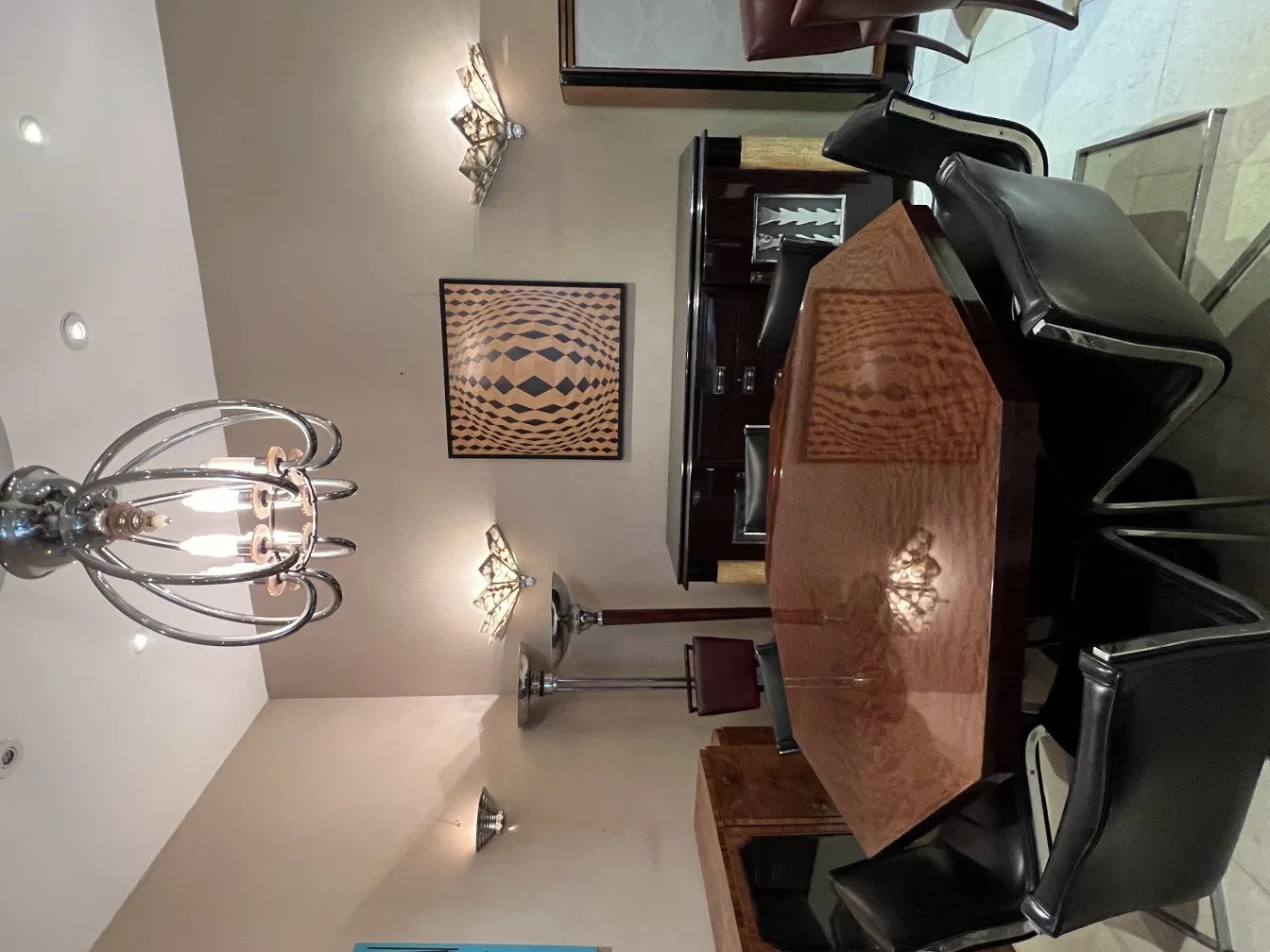 Antike Hängelampe mit elegantem Design im Esszimmer