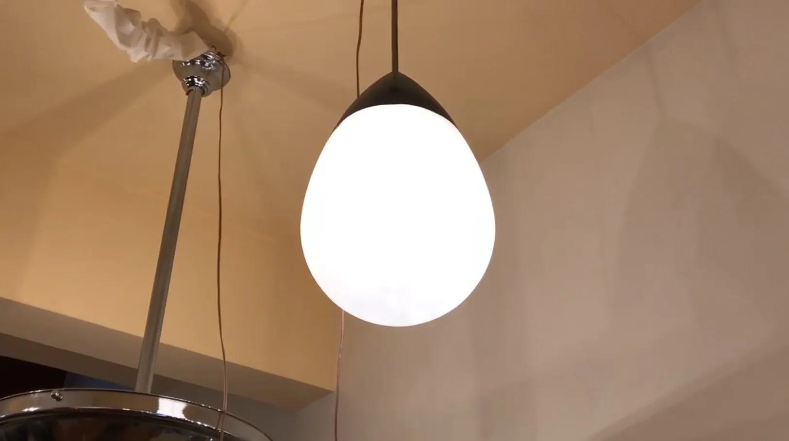 Lâmpada de teto antiga na cor branca em ambiente moderno.