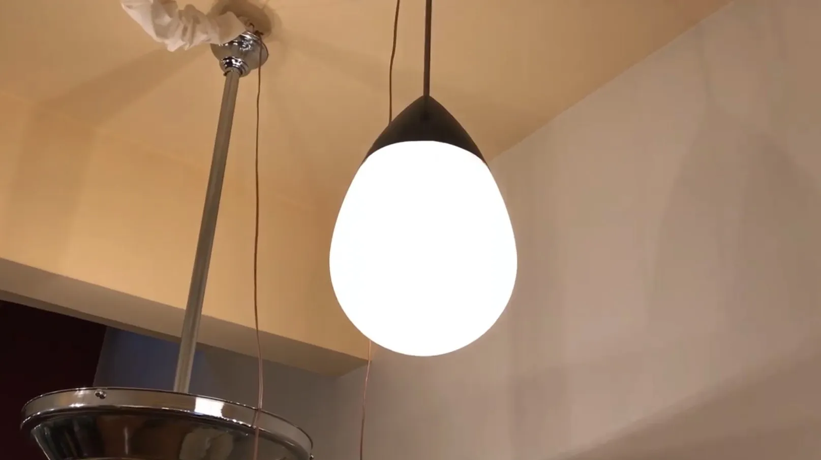 antike hängelampe in einem modernen setting mit weißem licht