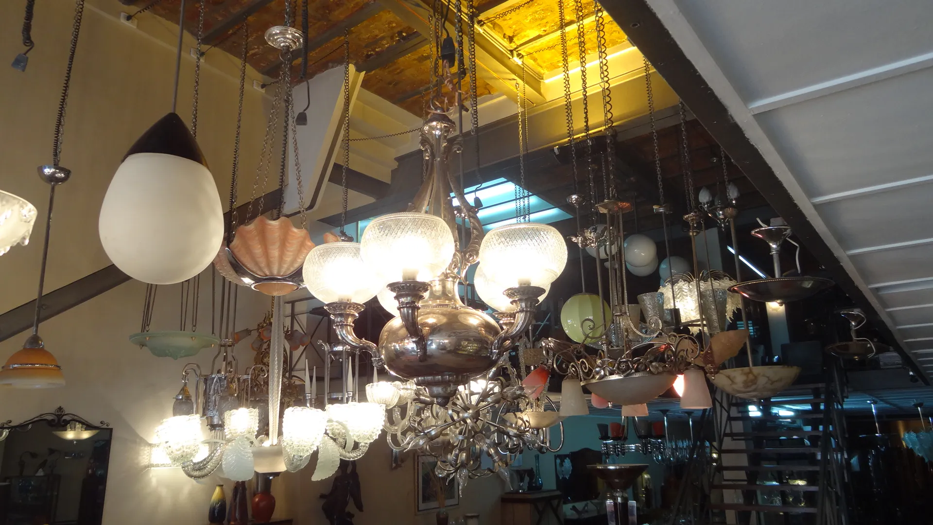 lustre ancien avec plusieurs lumières et un design élégant dans un cadre d'antiquités