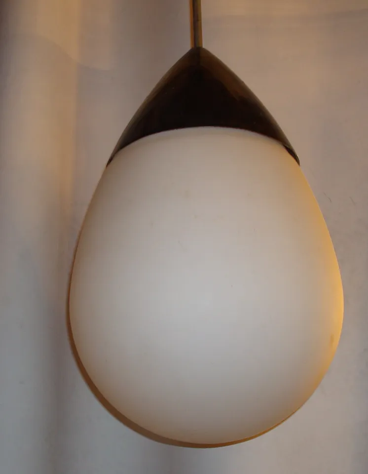 Lâmpada de teto antiga de formato oval em branco e preto