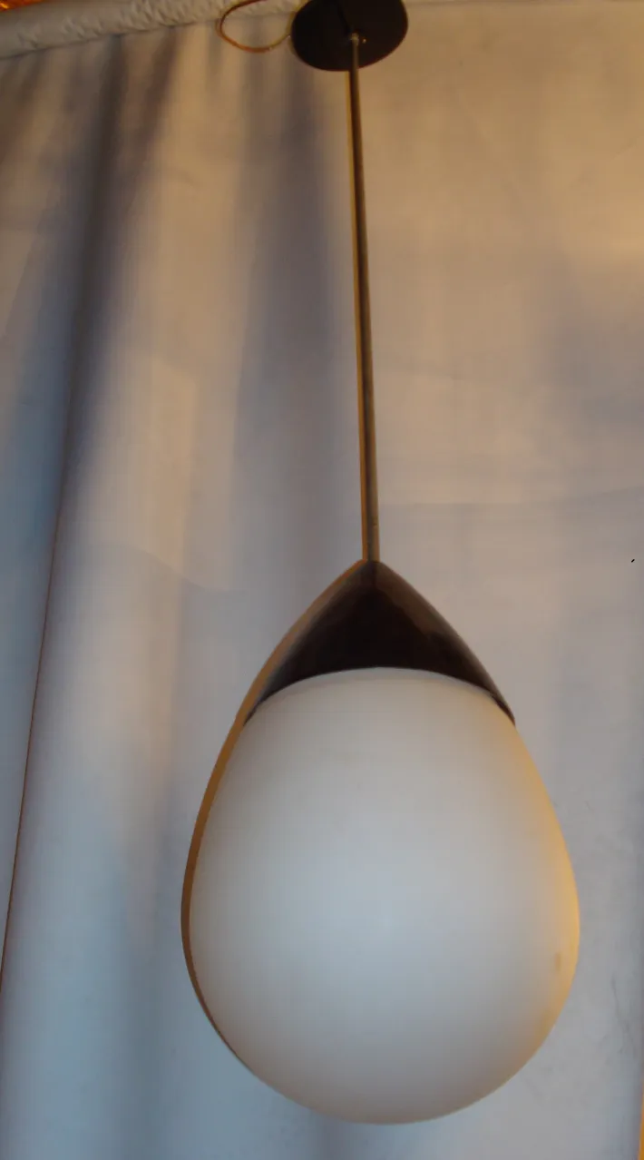 Antica lampada a sospensione con design elegante sospesa