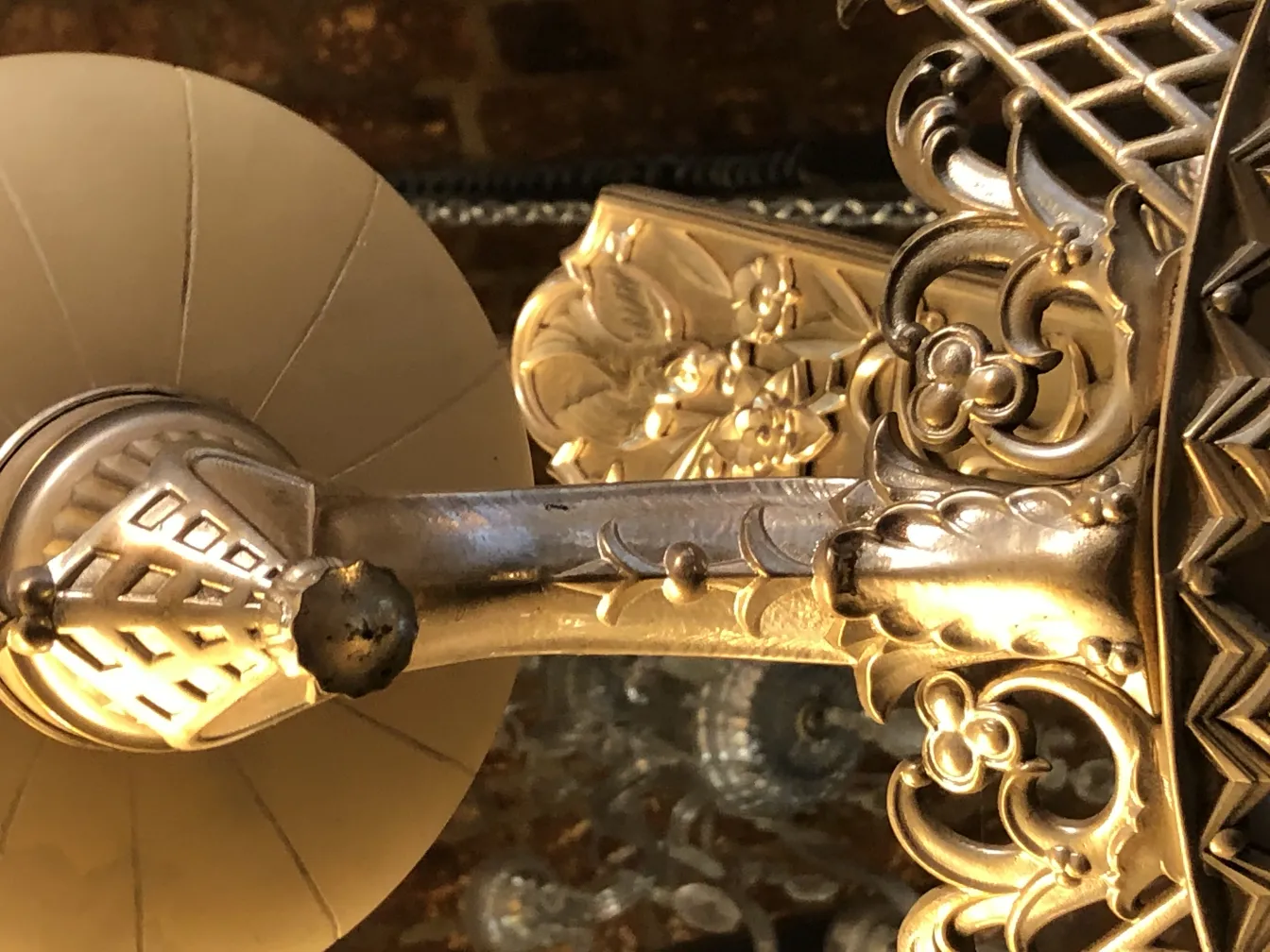 Lámpara de techo antigua con detalles ornamentales en metal