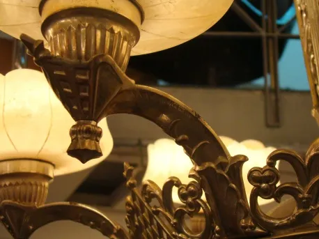 Lámpara de techo antigua con detalles ornamentales. Ambiente acogedor.