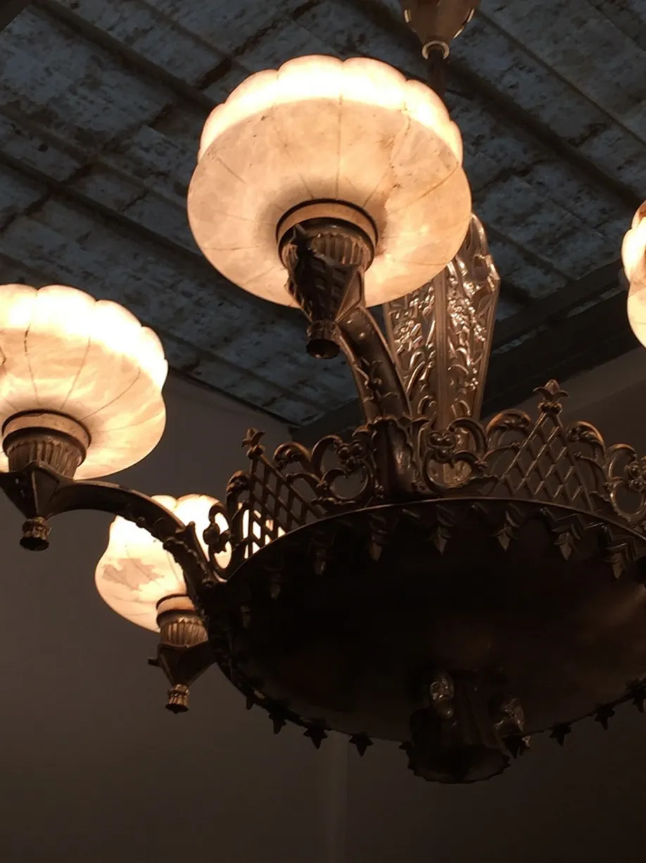 Lâmpada de teto antiga com luzes suaves e design elegante.