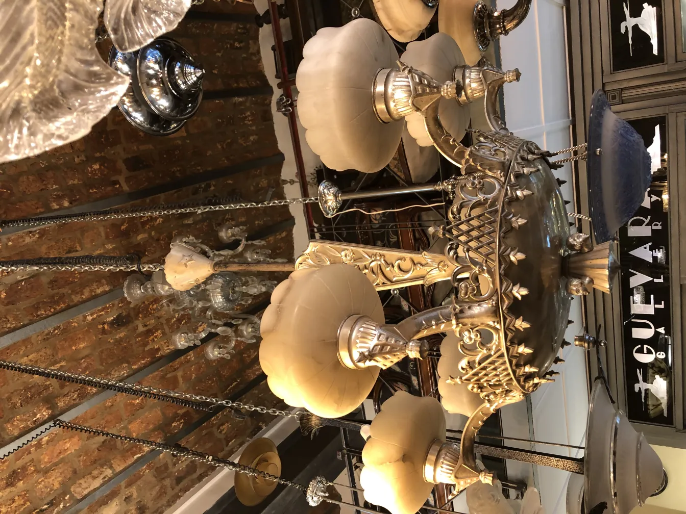 Lâmpada de teto antiga de vidro com detalhes ornamentais