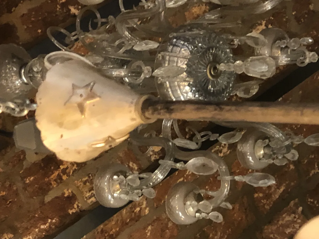 星のデザインの古いハンギングランプ、エレガントなスタイル。