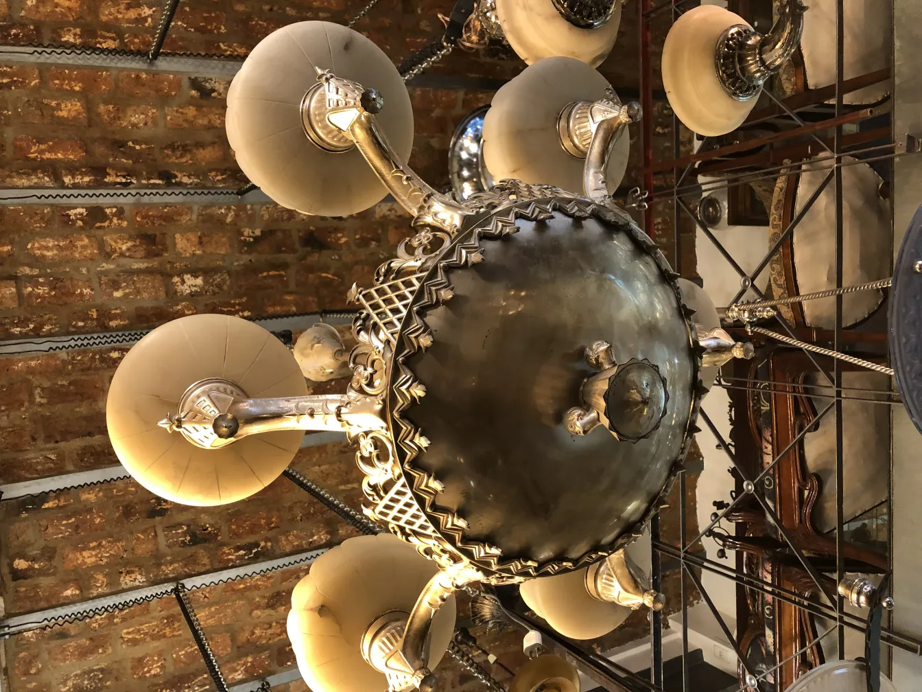 प्राचीन-लटकता-हुआ-दीपक-जिसमें-एक-शानदार-डिजाइन-और-दो-प्रकाशमय-शरीर-हैं-जो-एक-स्वागतमय-परिवेश-में-हैं