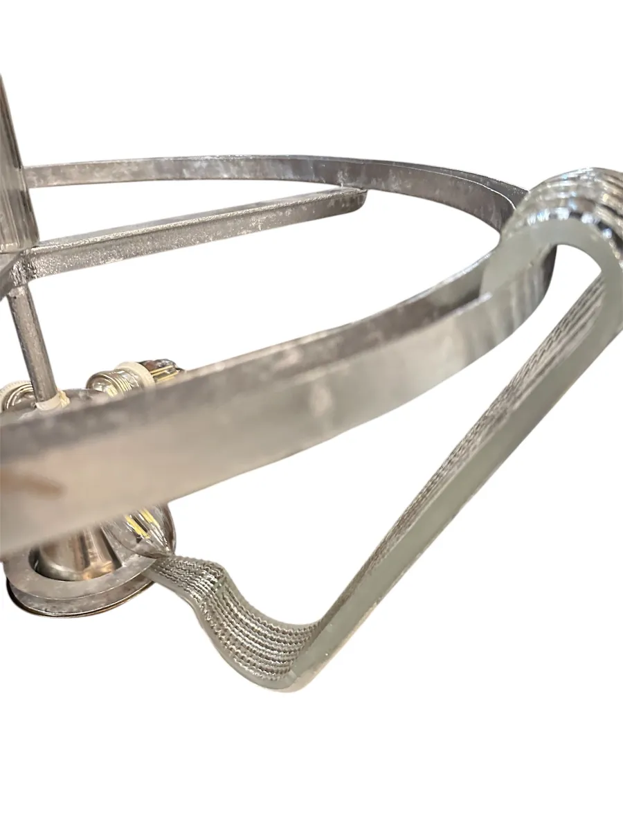 مصباح معلق قديم بتصميم أنيق، يضيء بيئة مريحة