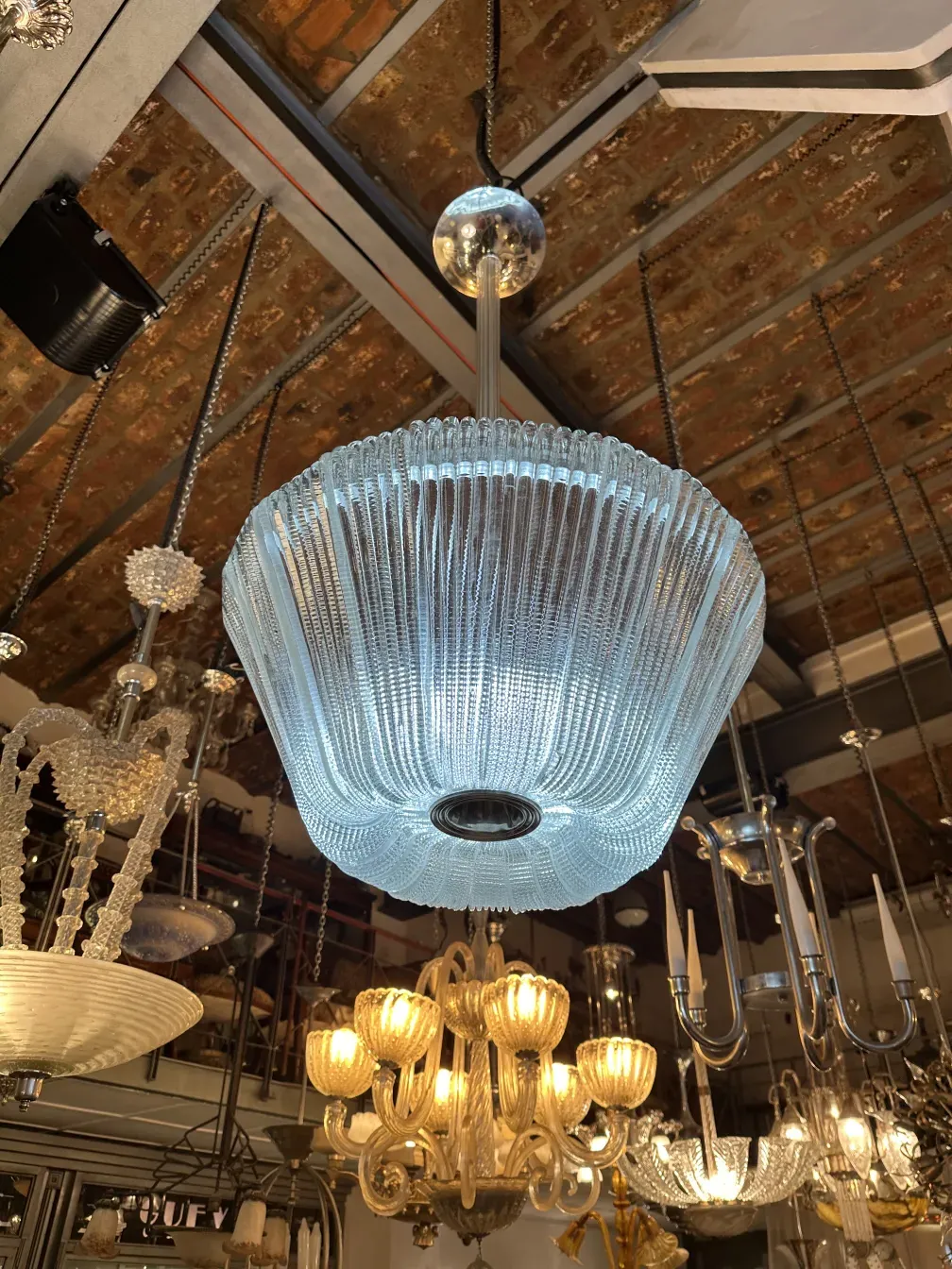 Antike Hängelampe mit elegantem Design von Paolo Venini, das einen klassischen Raum beleuchtet.