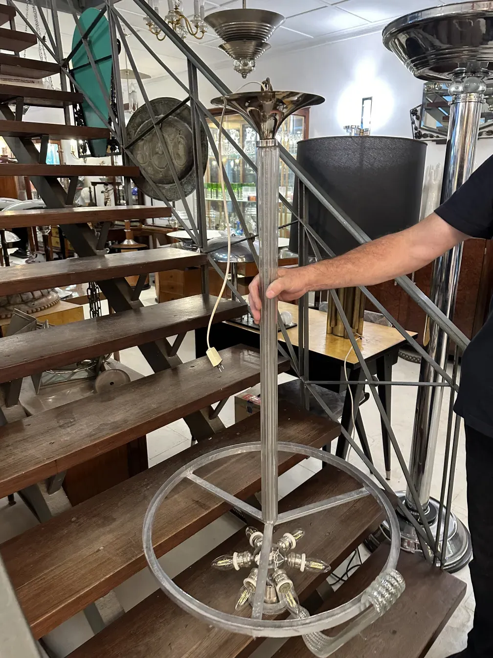 lampada a sospensione antica con design elegante in un ambiente di antiquariato