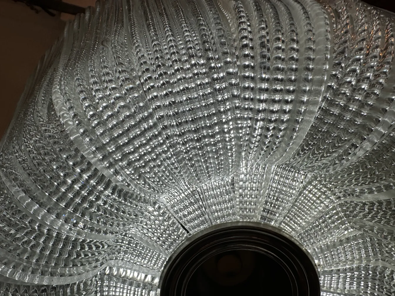 Antike Hängelampe mit komplexem Design, im klassischen Zuhause platziert.