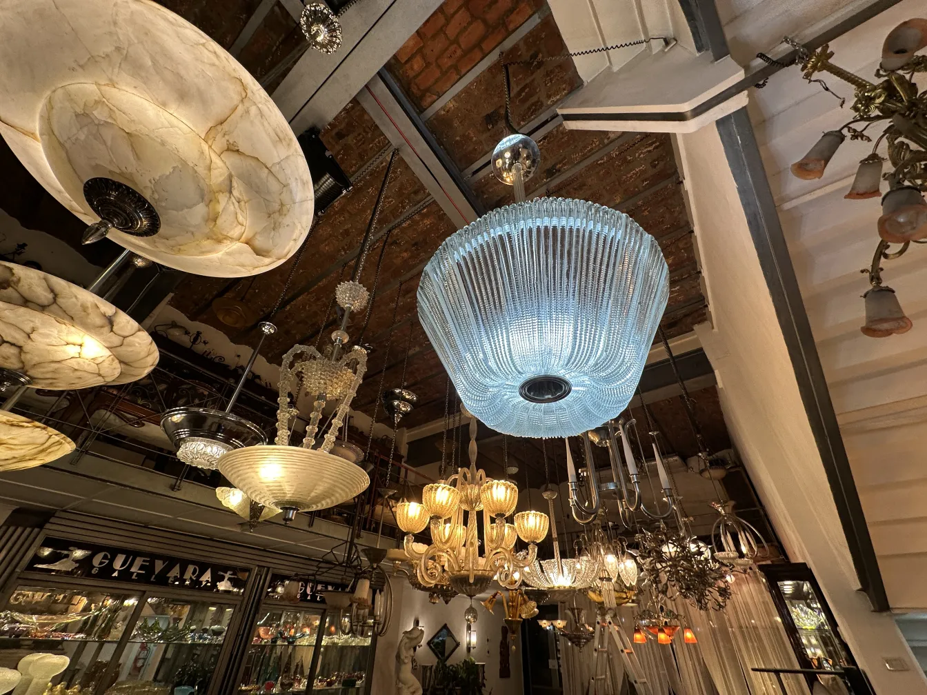 lampara de techo antigua de cristal en un ambiente iluminado