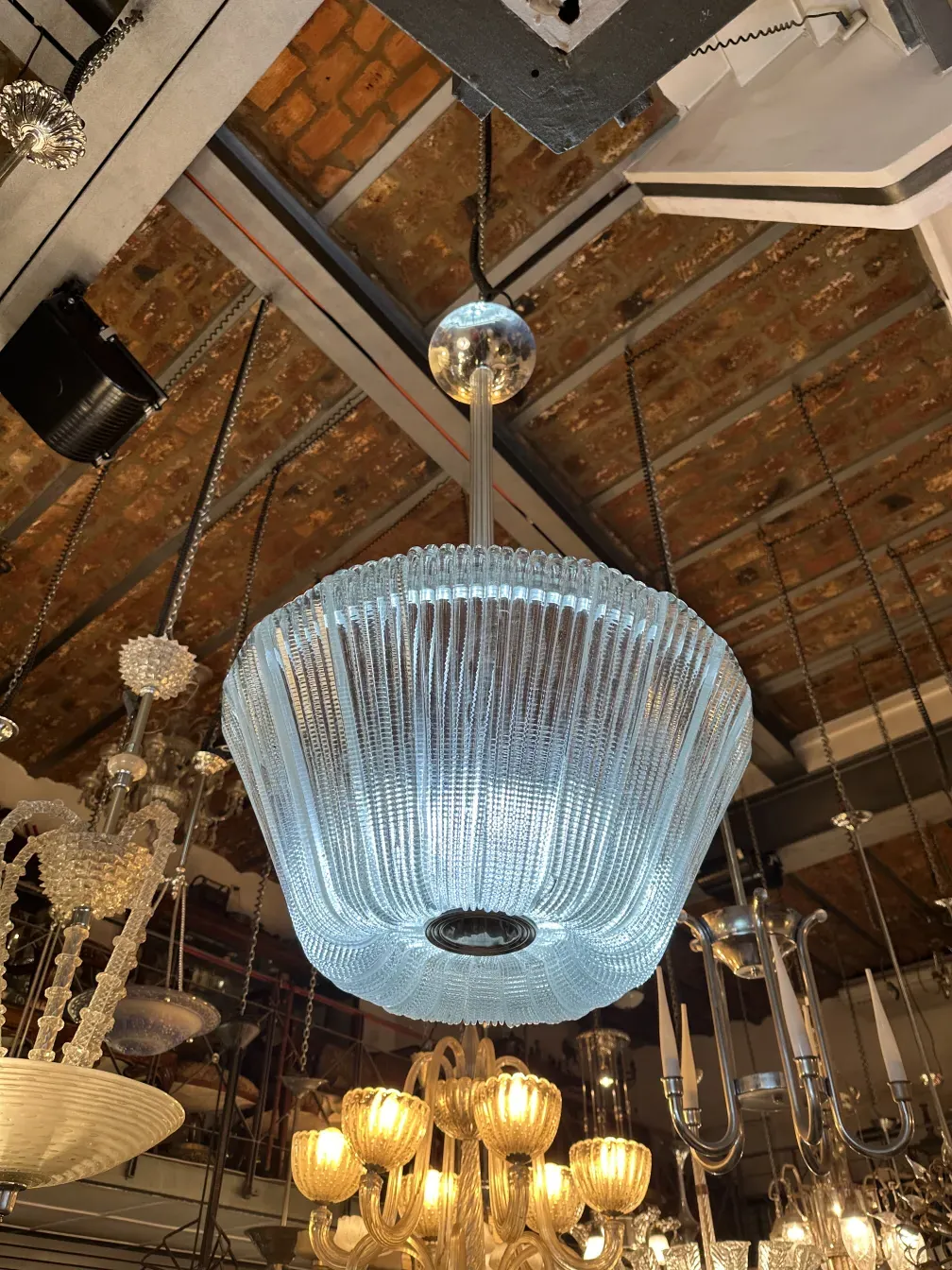 lustre antique avec design paolo venini, éclairage élégant avec style rétro, détails en verre, ambiance chaleureuse