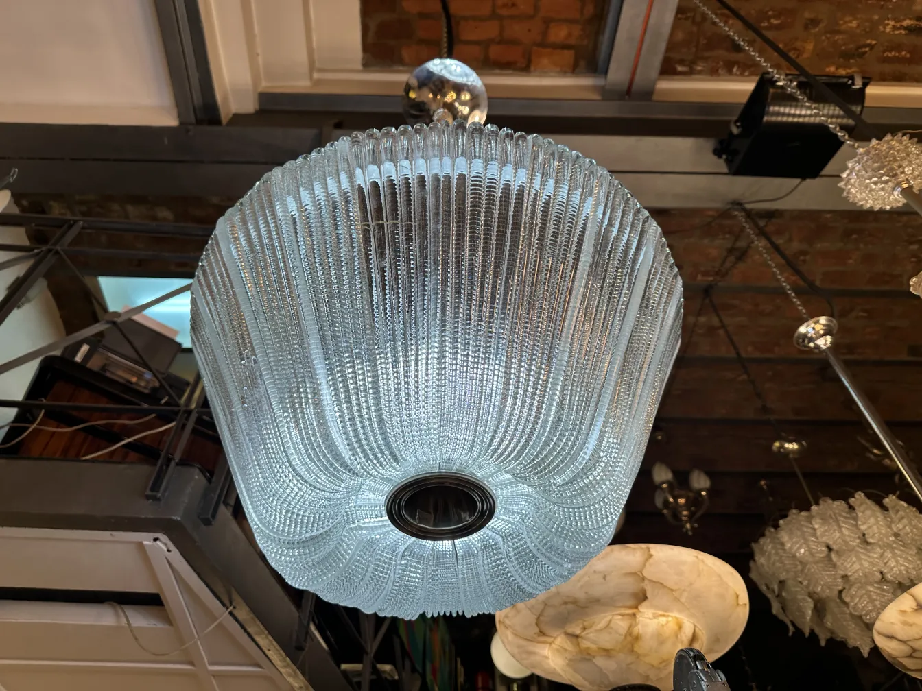 lustre au design distinctif dans un environnement moderne