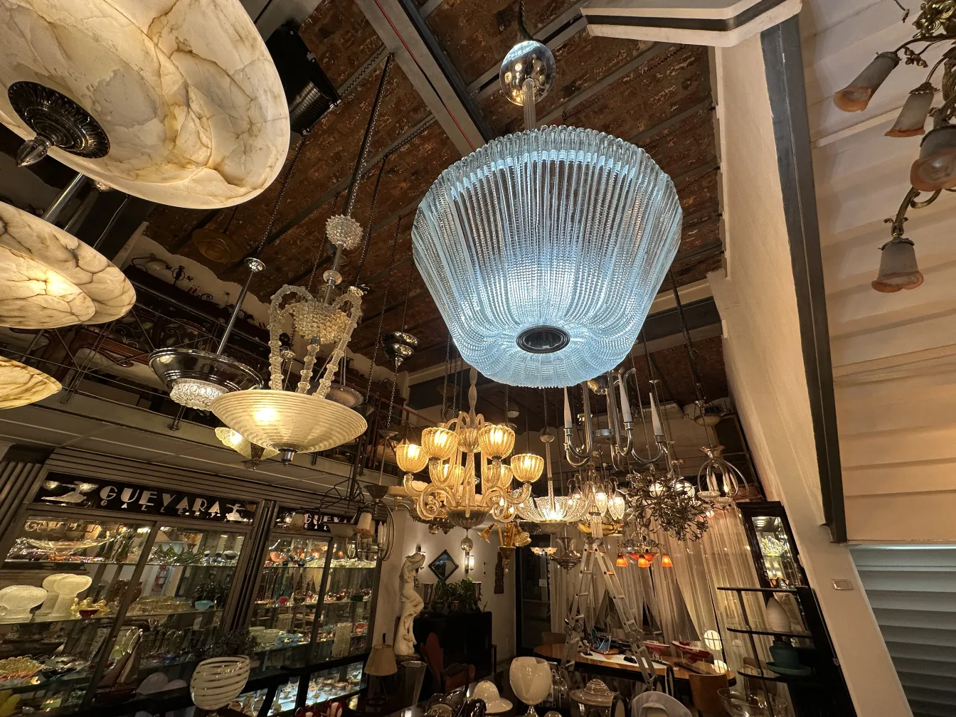 lampe suspendue ancienne avec lumières en cristal dans un cadre accueillant