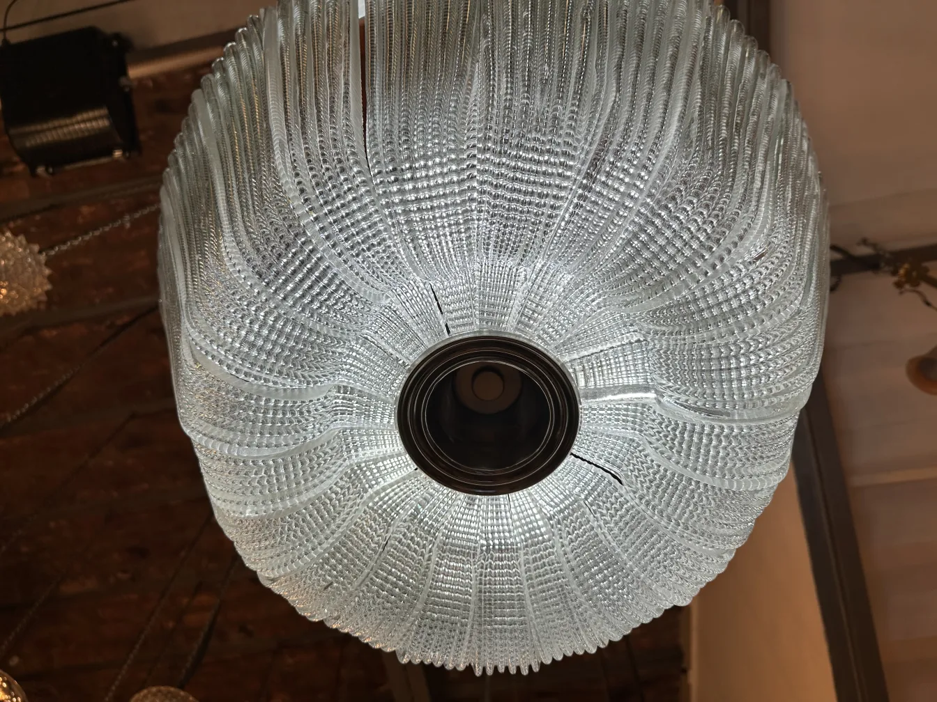 Antike Hängelampe mit einzigartigem Design, gemütliche Atmosphäre.