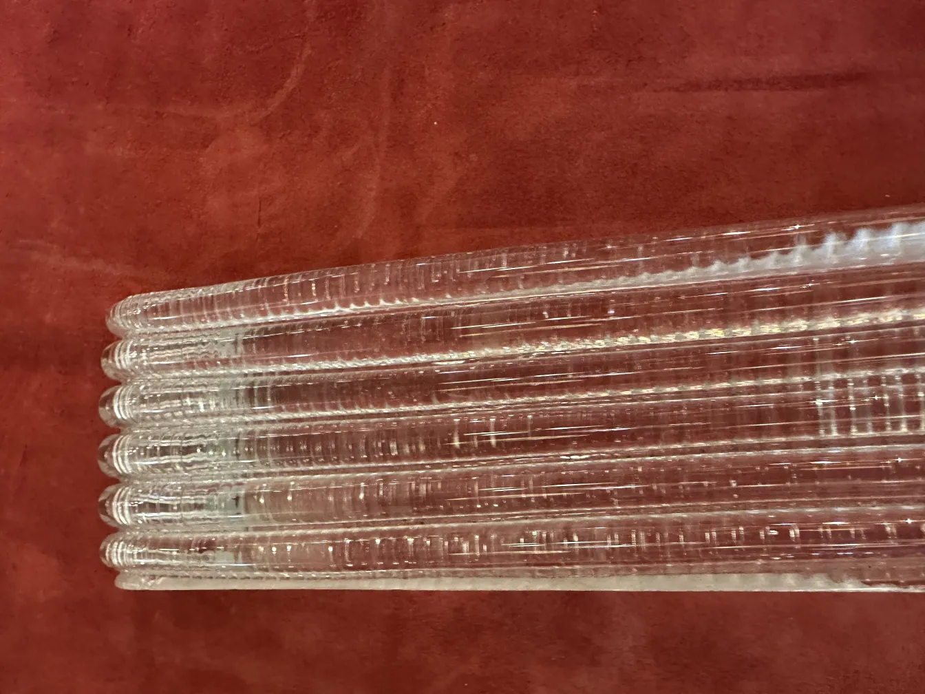 古董吊灯保罗·维尼在红色背景上