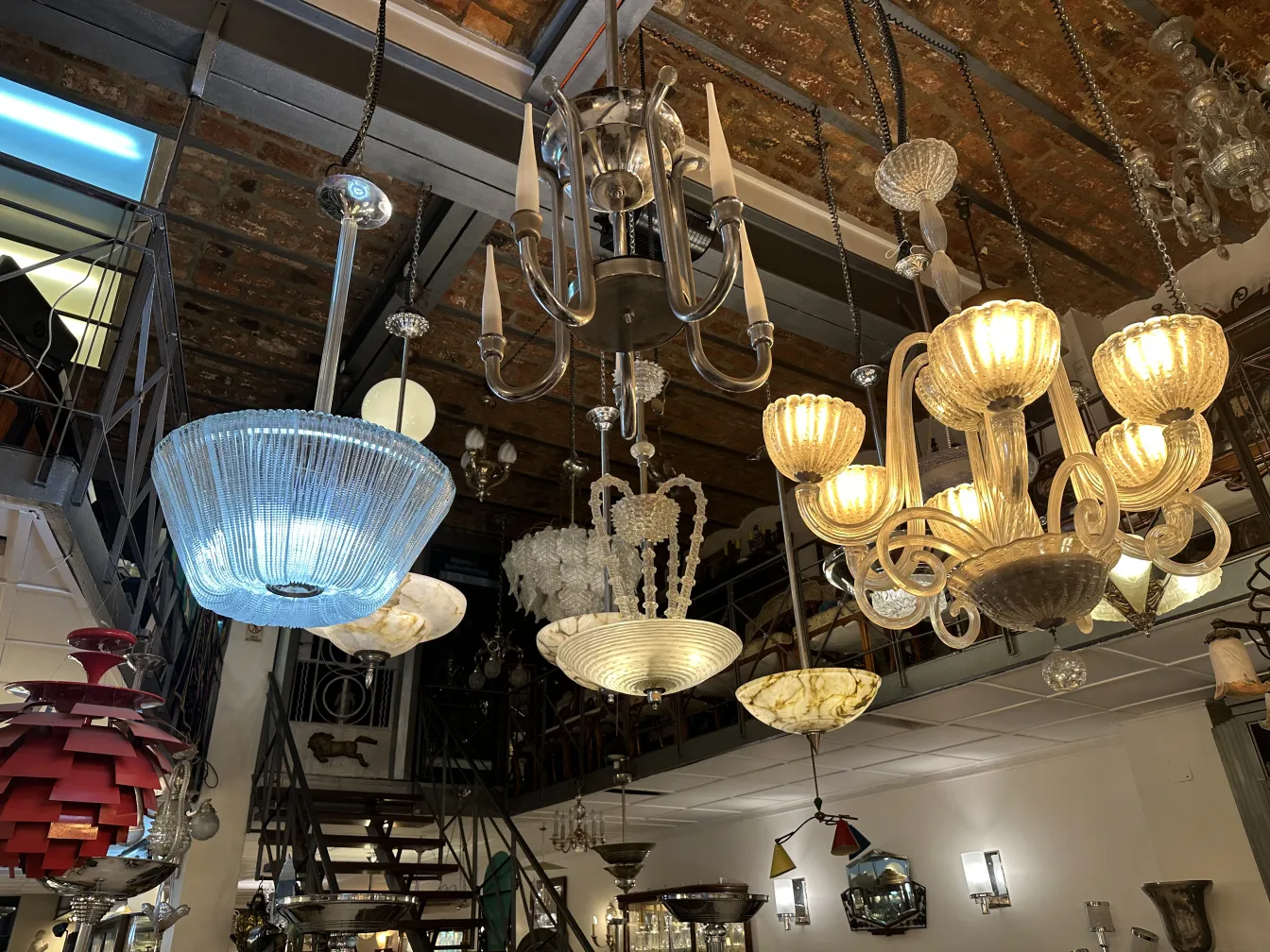 antigua lámpara de techo con luz suave y diseño atractivo en un ambiente vintage