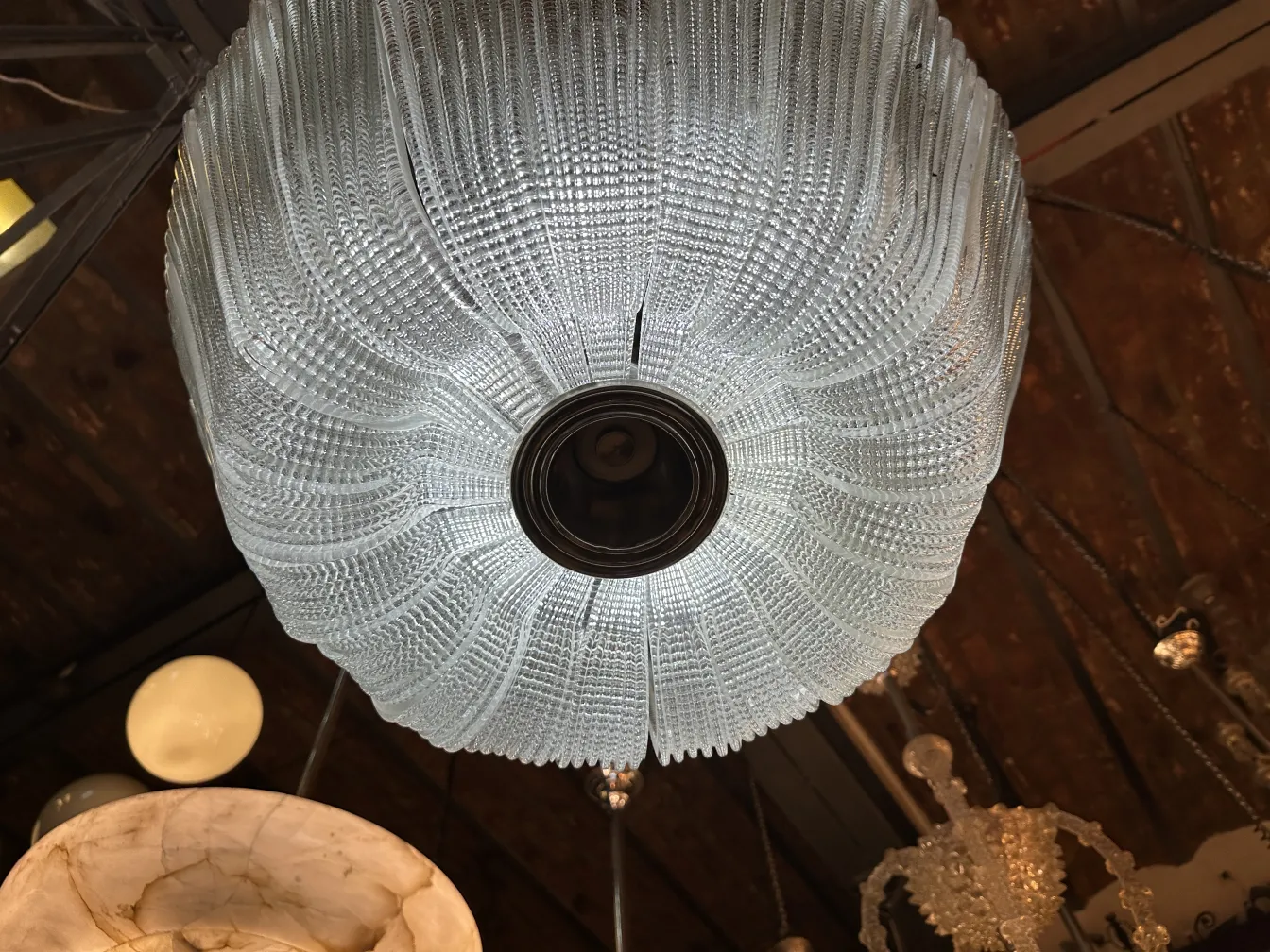 Lustre ancien avec un design élégant et des détails.