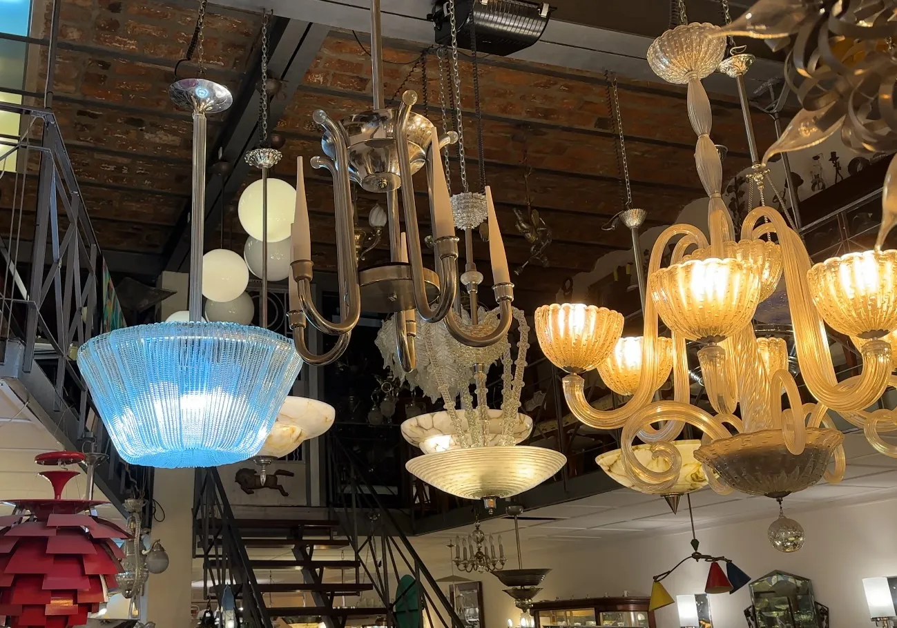 lâmpada de teto antiga em ambiente aconchegante com outras luzes