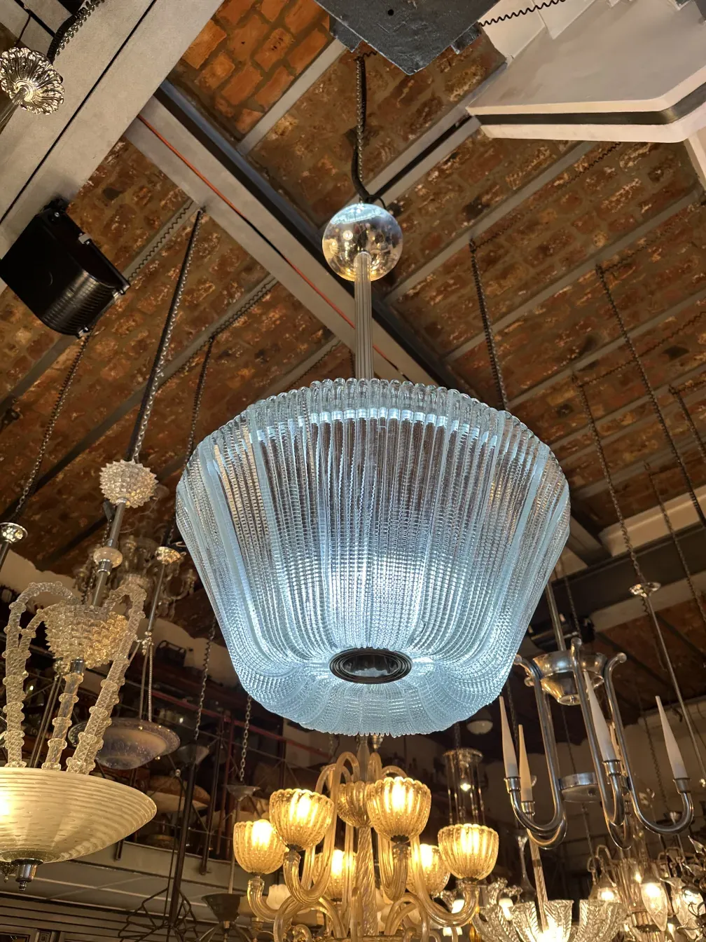 Lustre ancien de Paolo Venini, en verre clair, dans un cadre vintage.