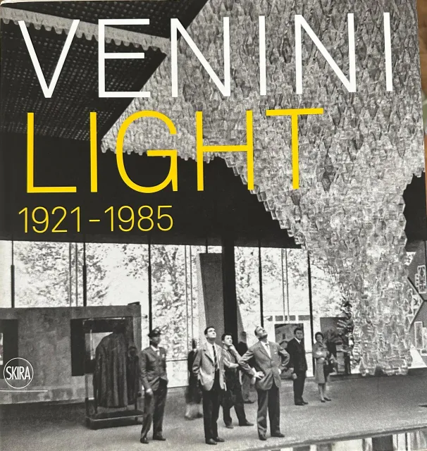 lampada a sospensione antica in un ambiente elegante con luce