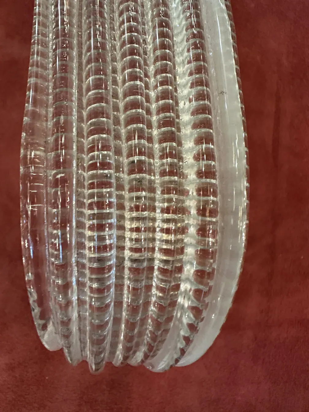 Lustre ancien avec design ondulé dans un cadre élégant.