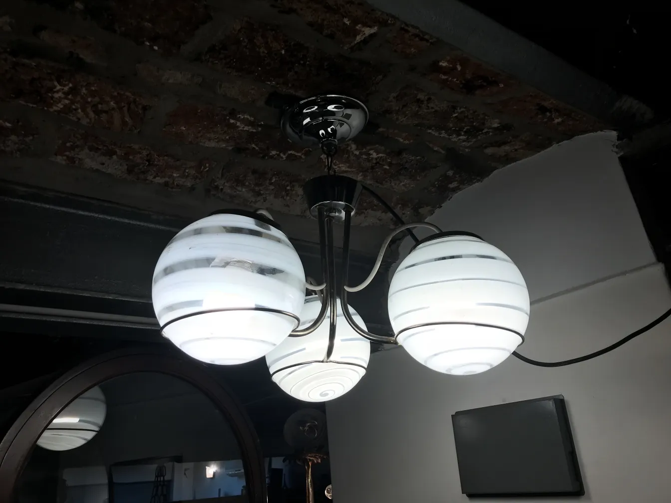 Lustre suspendu avec des abat-jours sphériques blancs décoratifs