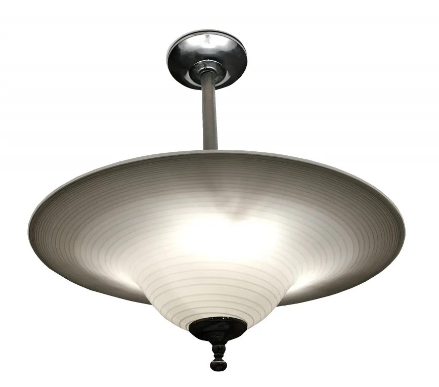 Ancien lustre avec abat-jour blanc ondulé, idéal pour la décoration.