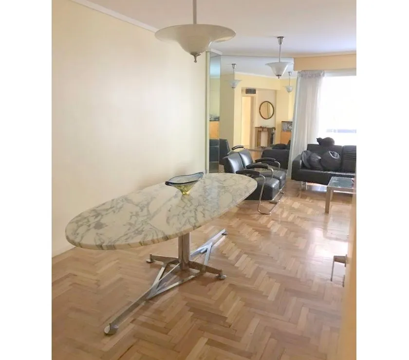 Lâmpada de teto antiga em um ambiente moderno.