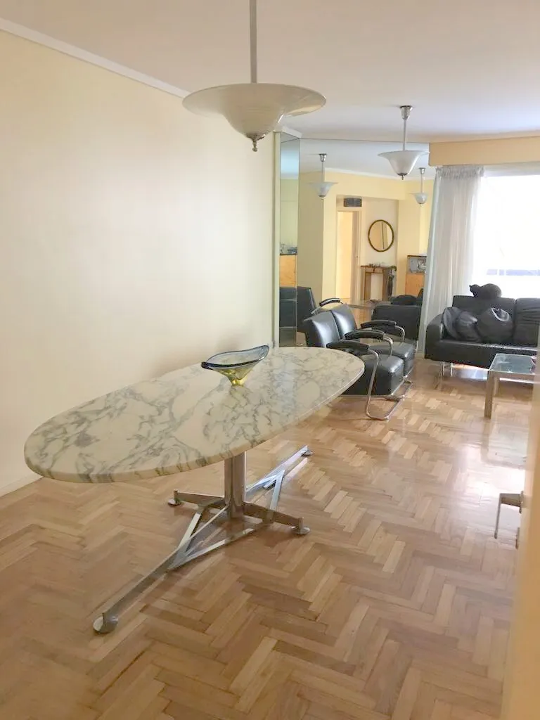 lâmpada de teto antiga com forma elegante em uma sala vazia