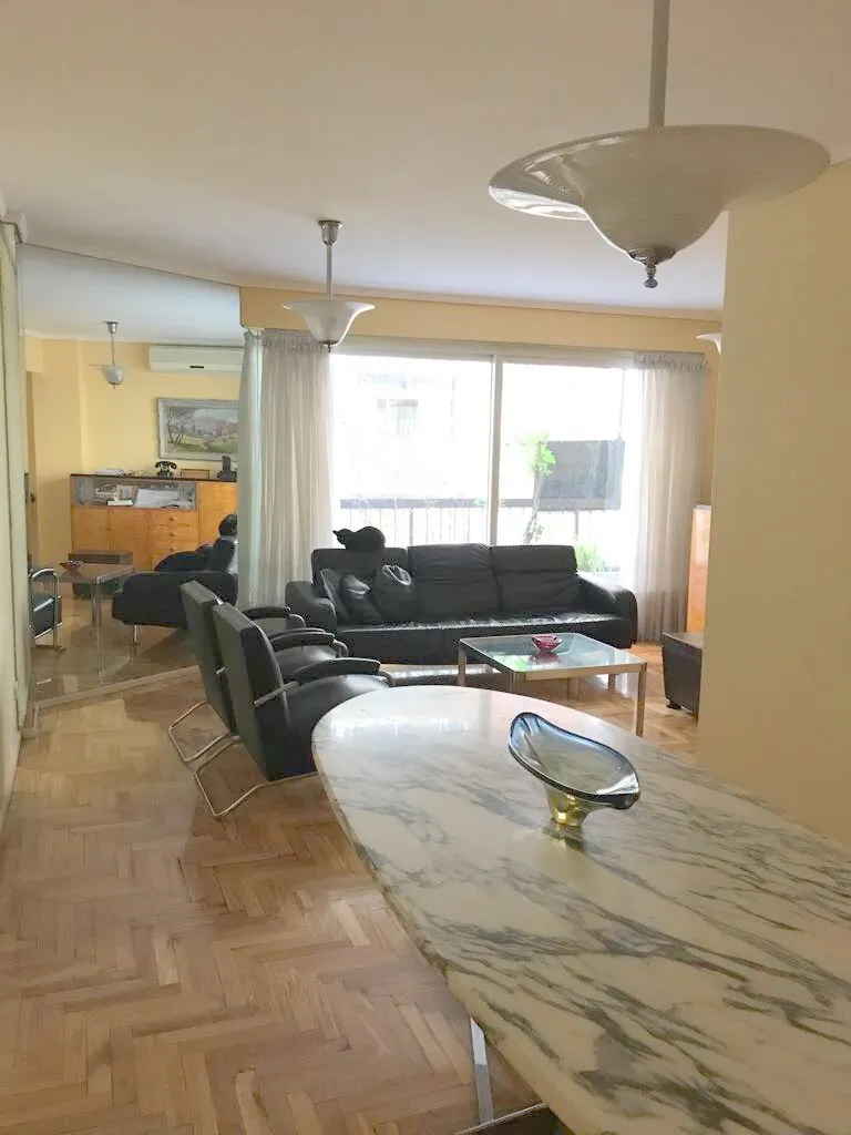 Antike Hängelampe in einem modernen Wohnzimmer.