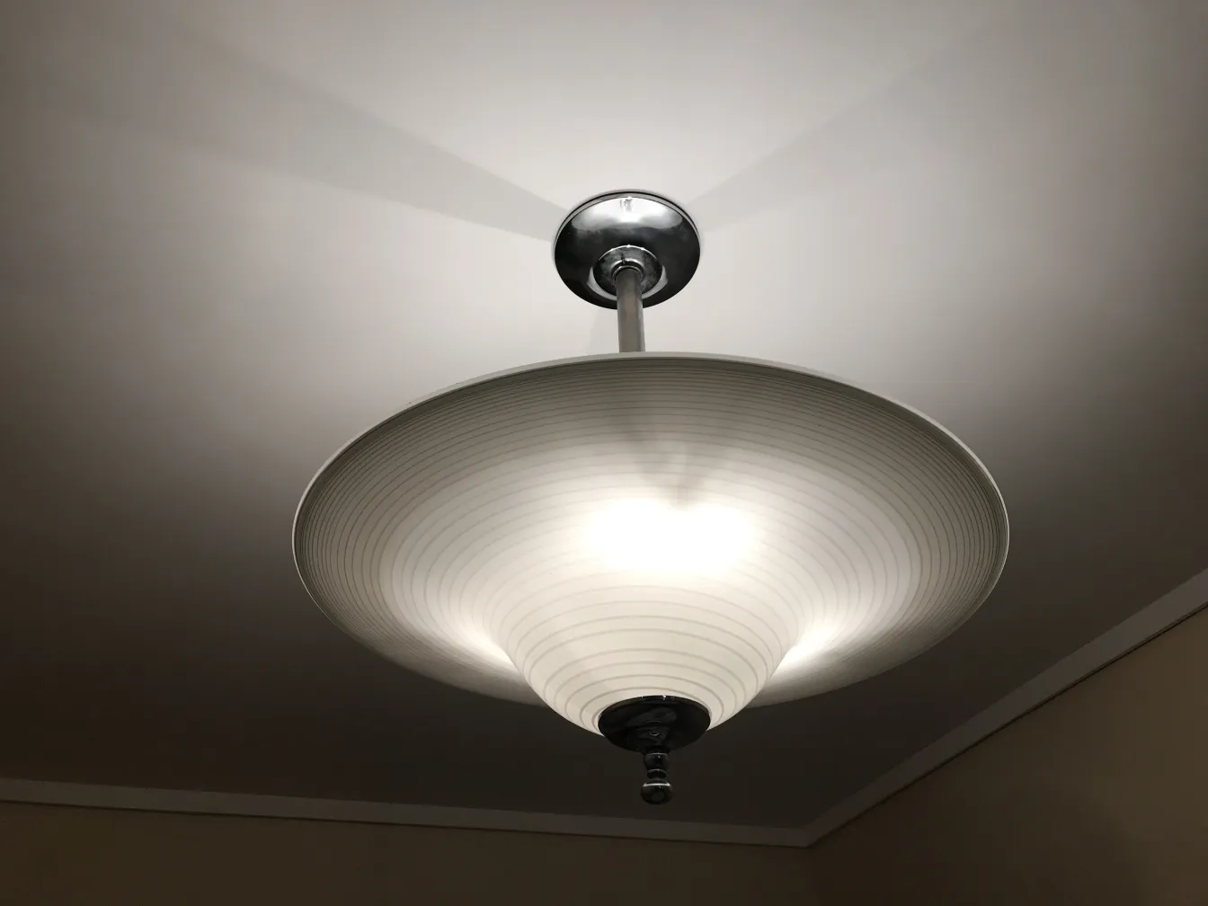 Lámpara de techo antigua con sombra cónica y luz suave