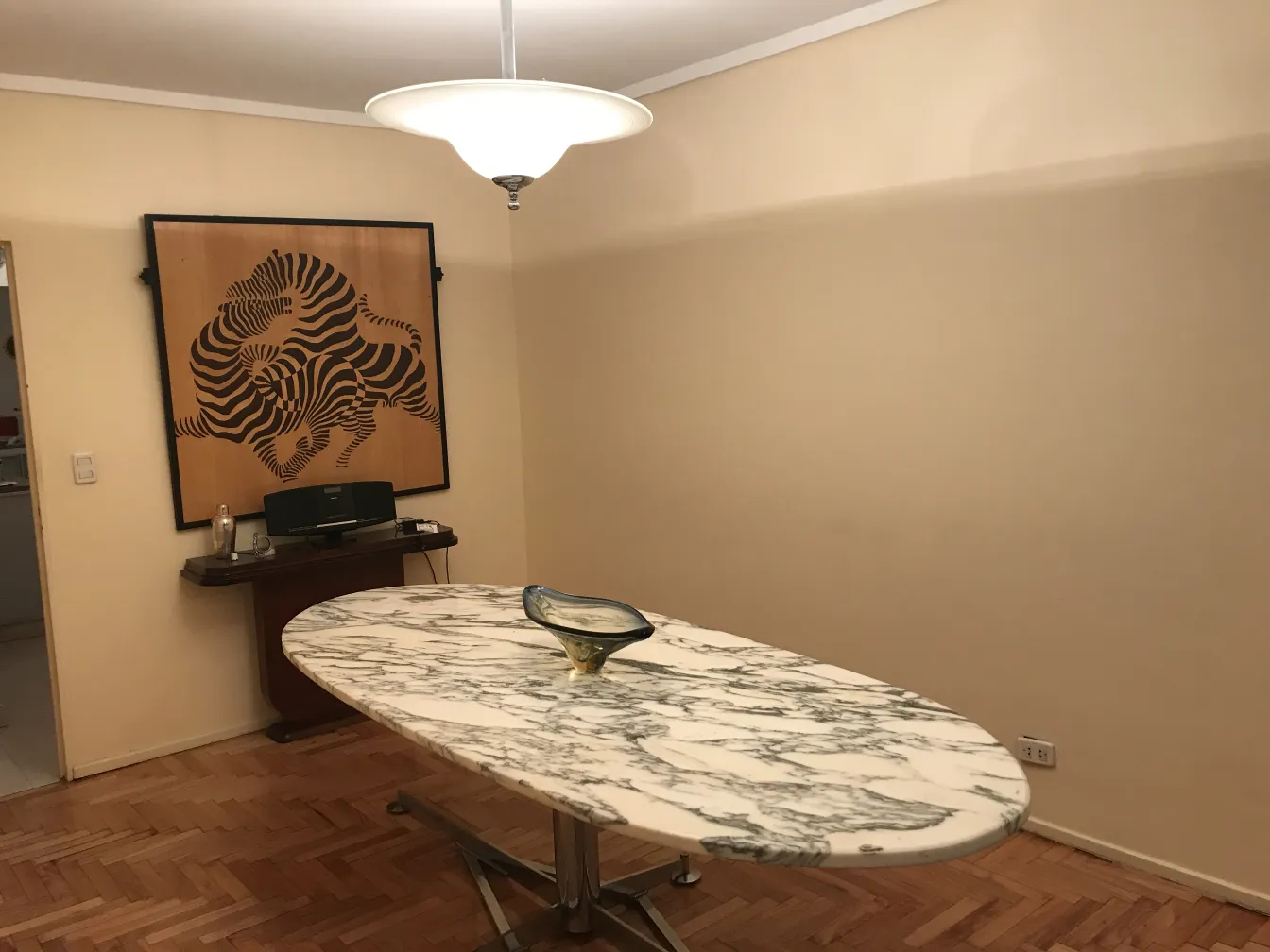 Lampada a sospensione antica di design classico, illumina la stanza.