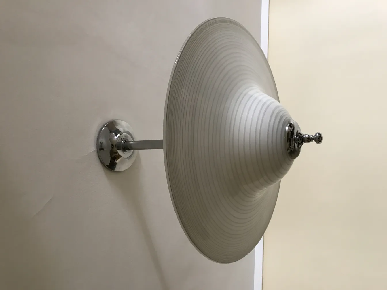 古董白色吊灯，柔和优雅，适合装饰使用。