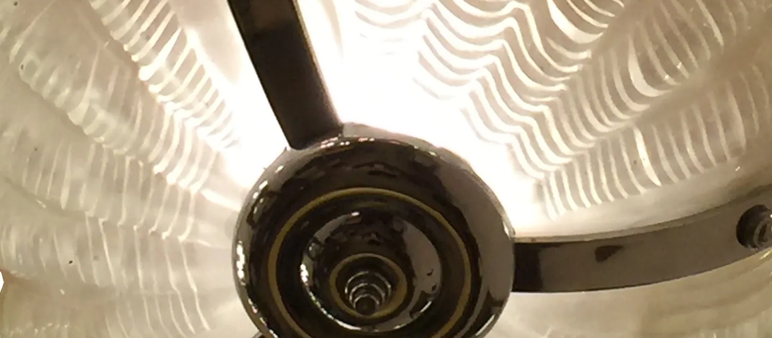 Lampada a sospensione antica con un elegante design a spirale.