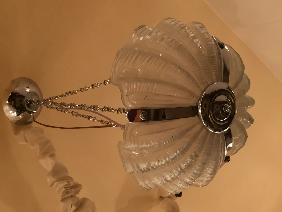 Lampada de teto antiga de vidro com detalhes elegantes.