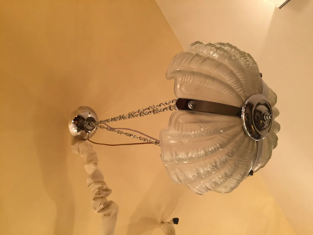 Antike Hängelampe mit einzigartigem und elegantem Design, geeignet für die Inneneinrichtung.